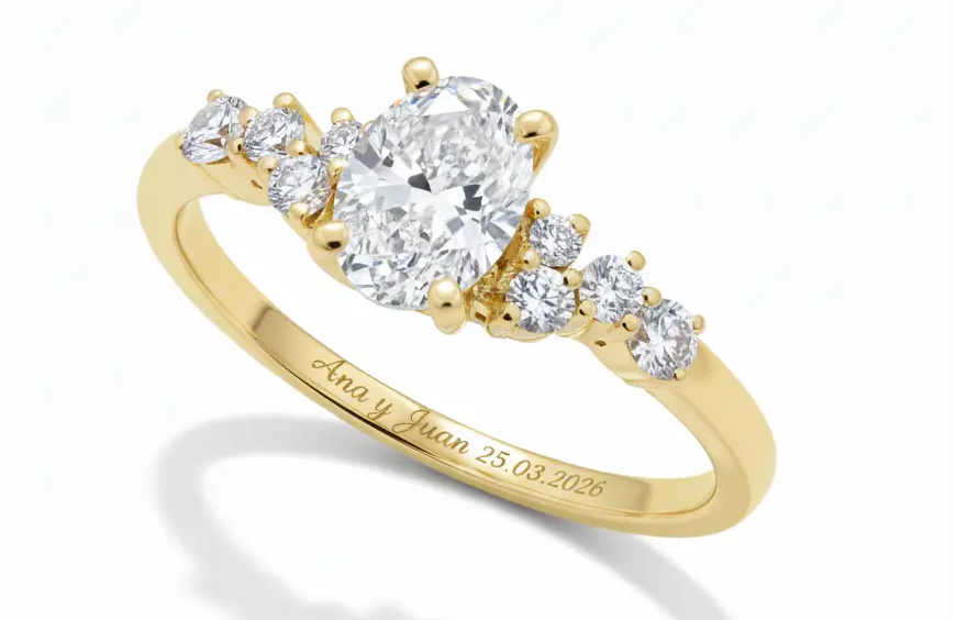 anillo de compromiso con diamante solitario ovalado y precioso grabado interior de los novios  prometidos "Ana y Juan 25.03.2026"